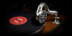 LoFi Pro 2, 78 SHELLAC: a wind-up gramophone’s chrome sound box over a record with a red label