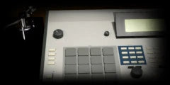 LoFi Pro 2, SAMPLER VINYL SIM: a grey pad sampler with its display, a tone arm beside it